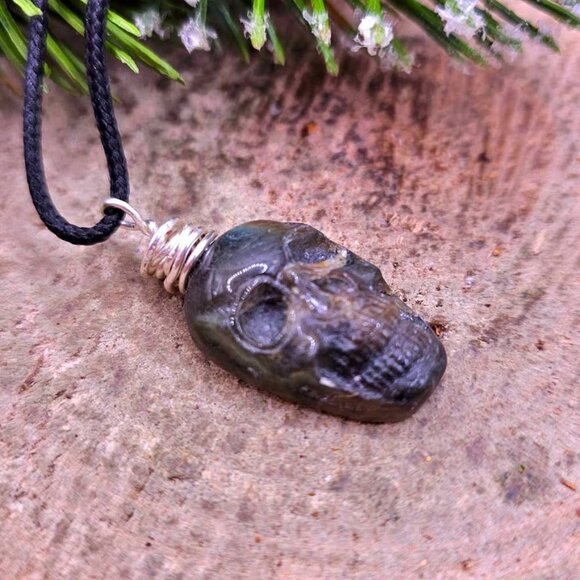 Nature Labradorite Flashy Skull Pendant Necklace - Picture 2 of 8